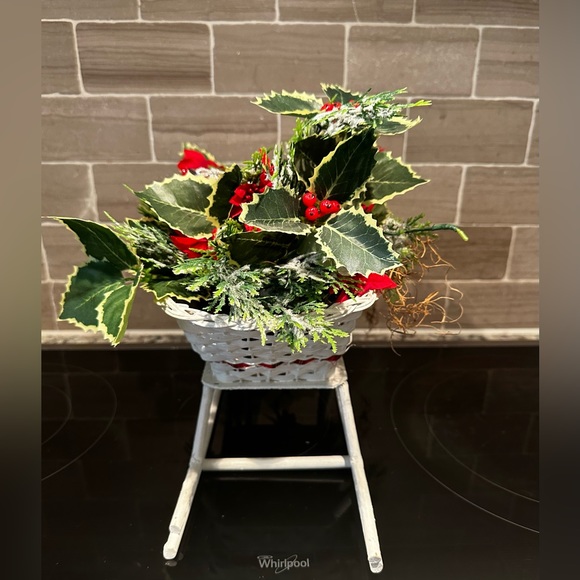 Beautiful Vintage White Wicker Christmas Sleigh w/ Greenery & Decor 15” x 11” - Picture 5 of 12